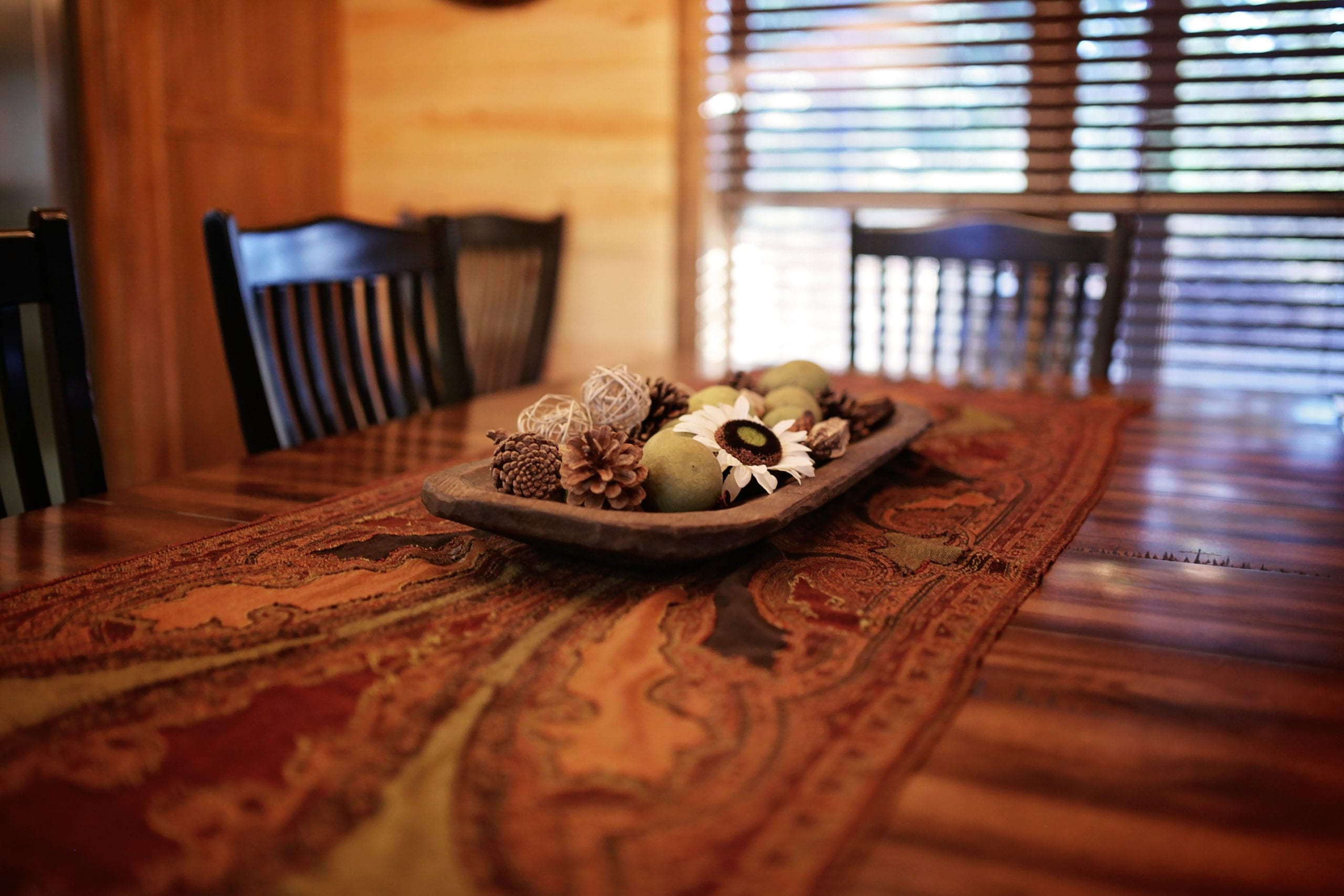 cabin dining table with centerpiece Blue Beaver Cabins