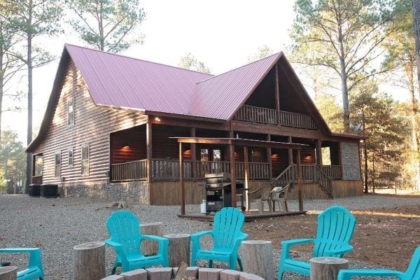 Silver Dollar Lodge cabin backyard firepit with Adirondack chairs and log seats
