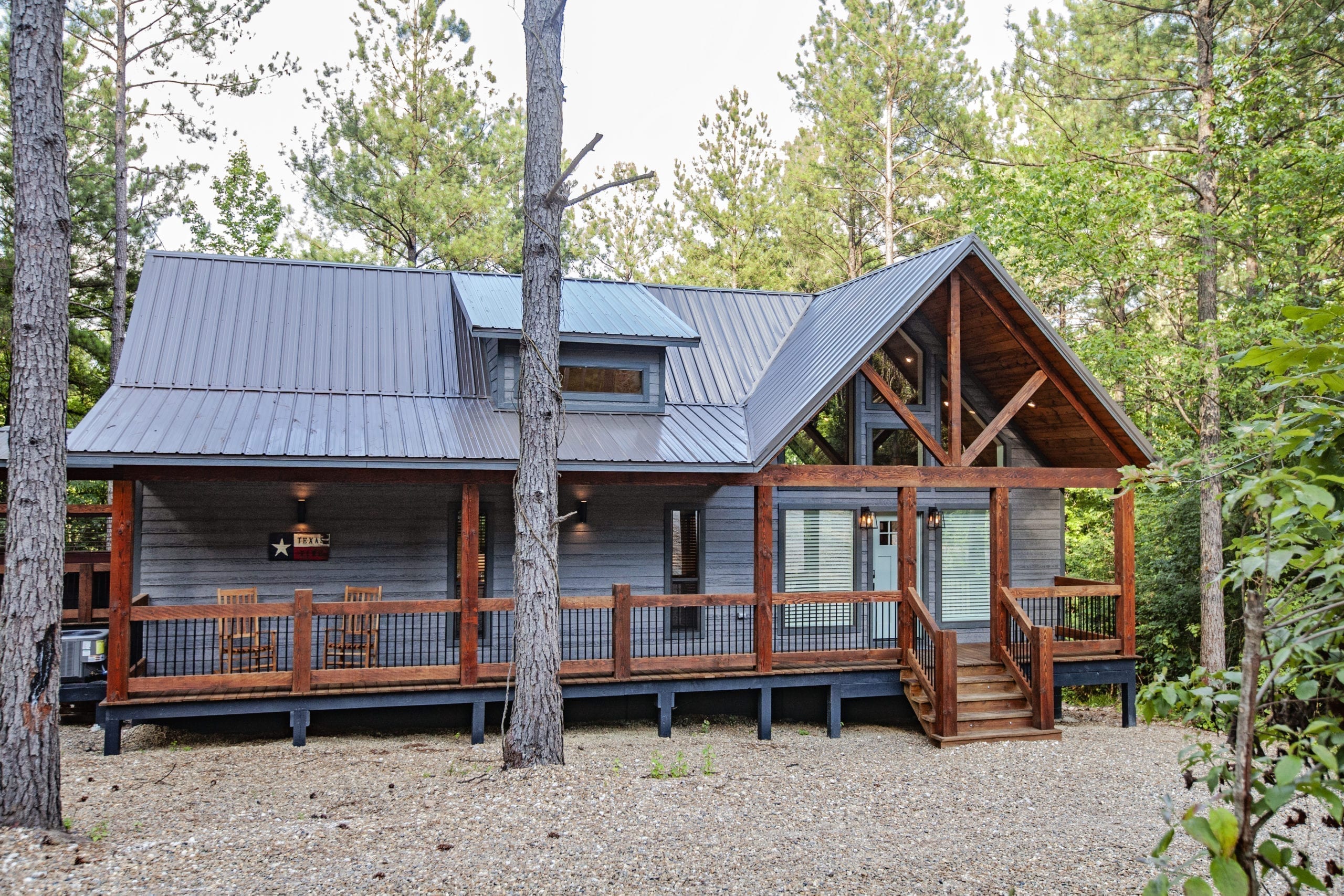 Broken Bow Cabins Texas Time exterior Blue Beaver Cabins