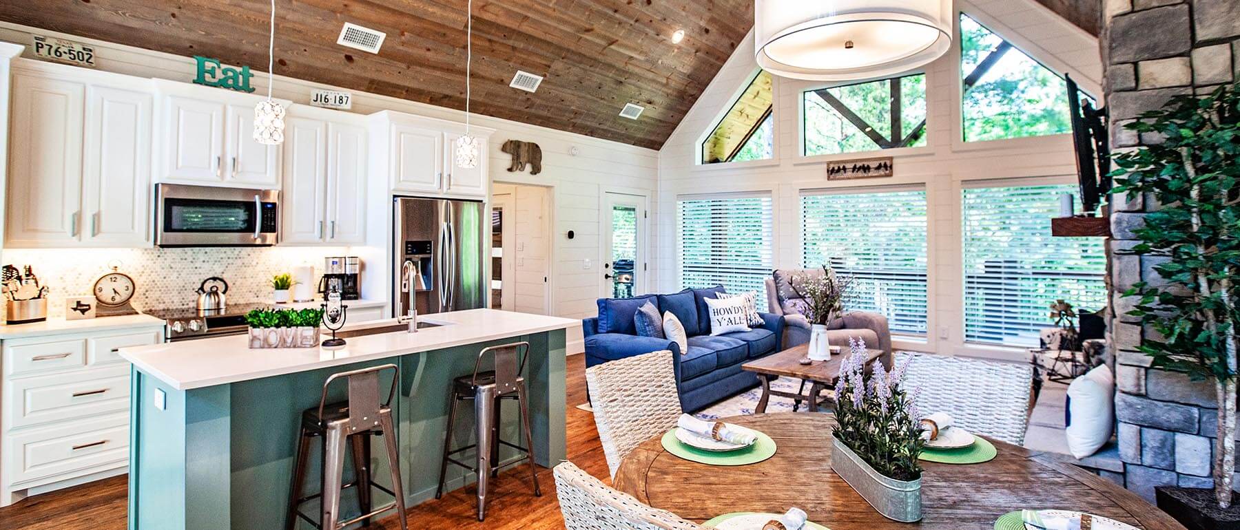 Open living room, kitchen and dining room.