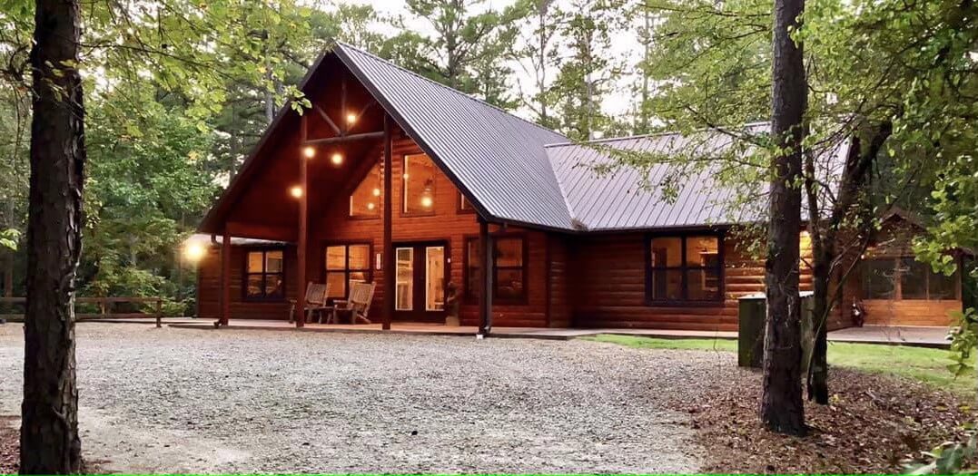 A large, luxurious cabin rental in Broken Bow designed for groups