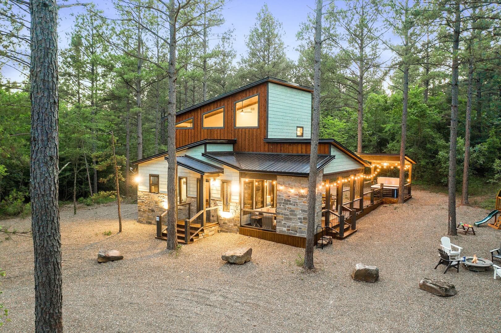 A luxurious two-story cabin rental in Broken Bow, OK